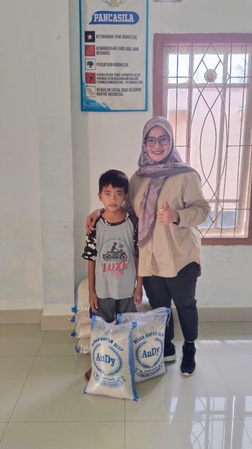 KEGIATAN PEMBAGIAN BANTUAN BERAS UNTUK ANAK YATIM/PIATU KAMPUNG BANJAR DEWA  20 DESEMBER 2024